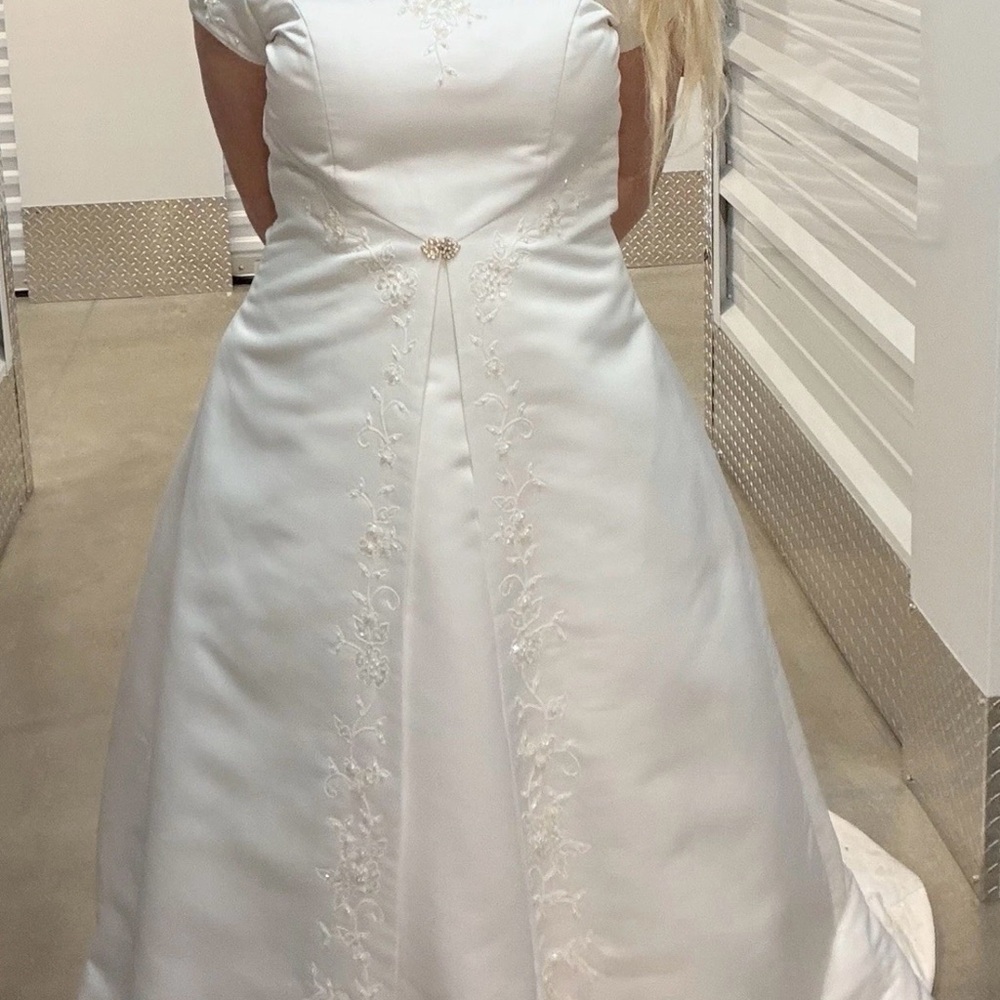 Millennial Eternity Embroidered A-Line Wedding Dress Size 16 NWT
